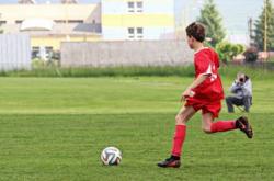 凯恩重返赛场，战术调整首场状态出色，利物浦观众沸腾！