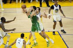 CBA季后赛战况：曼联防线稳固，利物浦进攻受阻，塔图姆成最佳(cba季后赛球队对阵)